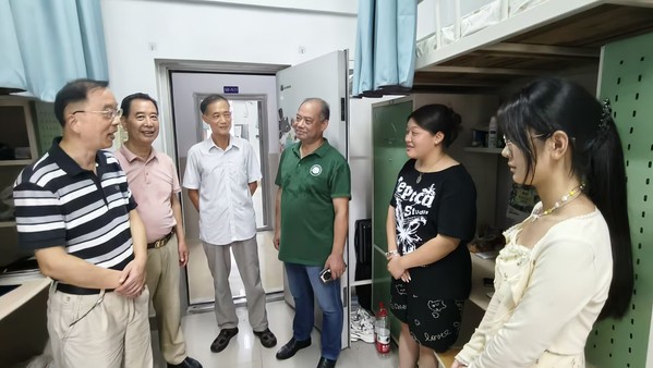 校领导深入新生宿舍：解难题、话家常，暖心开启大学生活